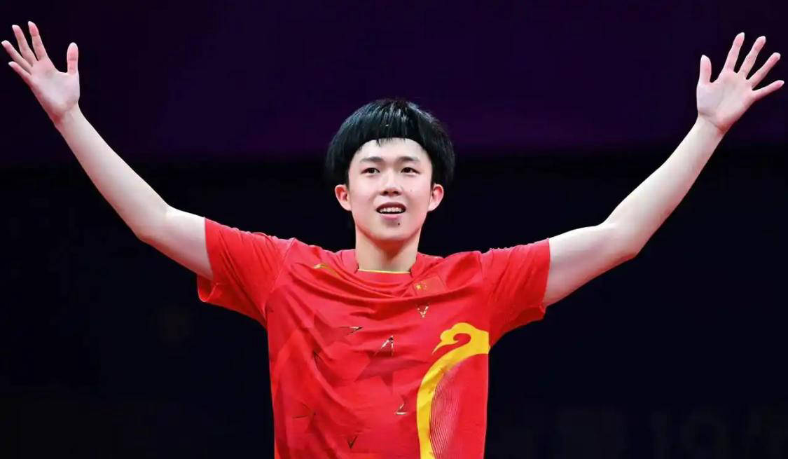 体育丁彦雨航现身省体 与球迷互动切磋