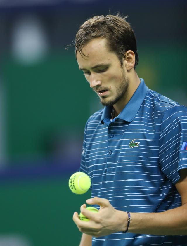 安东尼被一众球迷簇拥，身旁有保镖护送开路