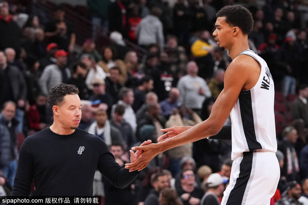 首球外角低 首球外角低